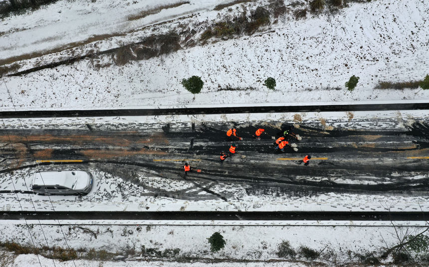 12��26�գ�������Ա��ʡ��S311�߹���ʡ��կ��������K378-K379·��������ѩ�����˻���Ƭ����