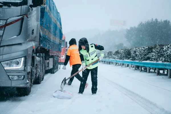 除雪保畅在一线。