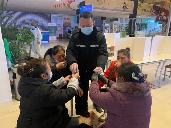为司乘人员送热水和姜茶。
