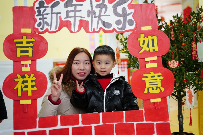 12月30日，在貴州省丹寨縣第三幼兒園，小朋友和家長在參加“新年合影”活動。