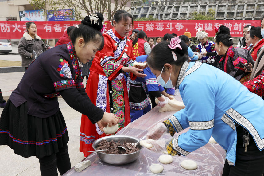 搬迁群众在剑河县思源社区参加庆元旦迎新年活动。