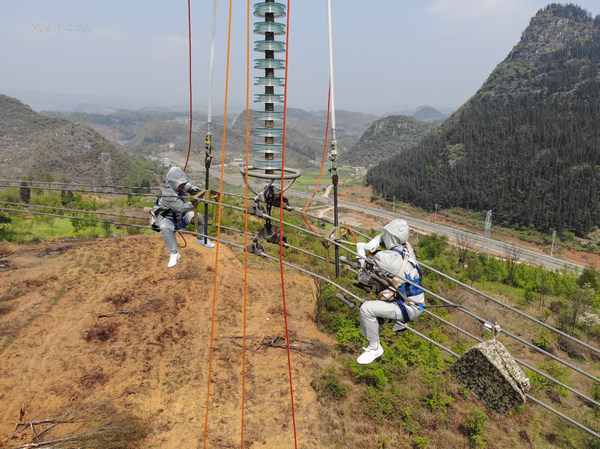 2021年3月，輸電線路帶電作業。