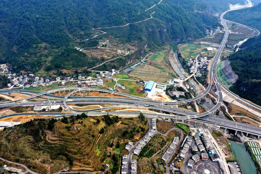 江玉高速公路岳家寨互通。 中交第四公路工程局有限公司供圖