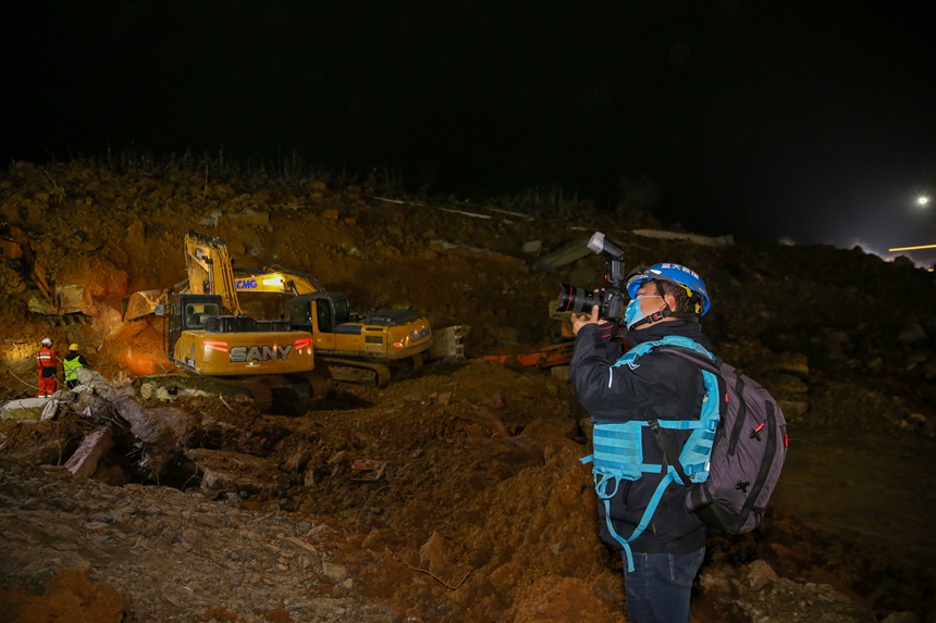 2022年1月4日，羅大富在貴州省畢節市金海湖新區山體垮塌現場。韓賢普攝