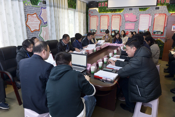 視察組參觀了解朱昌鎮人大代表聯絡站建設情況。