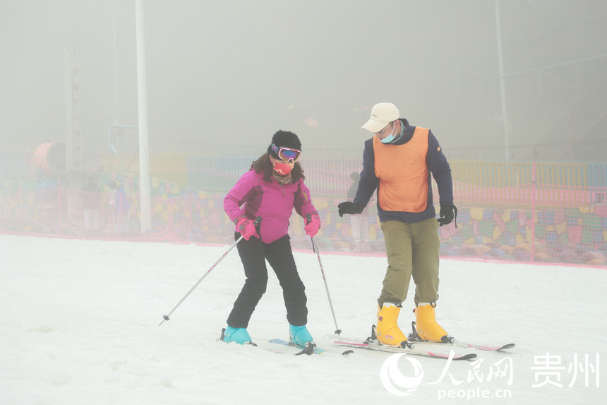 游客在六盤水梅花山滑雪場體驗滑雪。人民網 陽茜攝