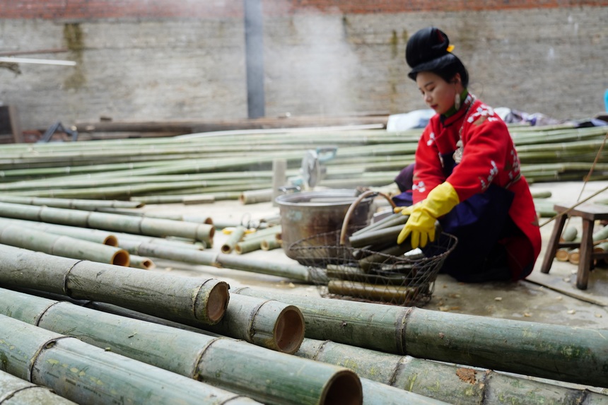 1月9日，在貴州省丹寨縣龍泉鎮卡拉村，手工藝人在蒸煮用於制作鳥籠的竹子。