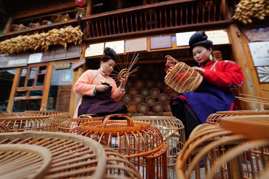 1月9日，在貴州省丹寨縣龍泉鎮卡拉村，手工藝人在制作鳥籠。