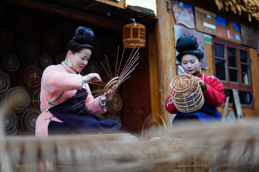 1月9日，在貴州省丹寨縣龍泉鎮卡拉村，手工藝人在制作鳥籠。