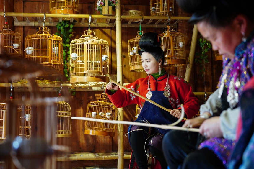 1月9日，在贵州省丹寨县龙泉镇卡拉村，手工艺人在制作鸟笼部件。
