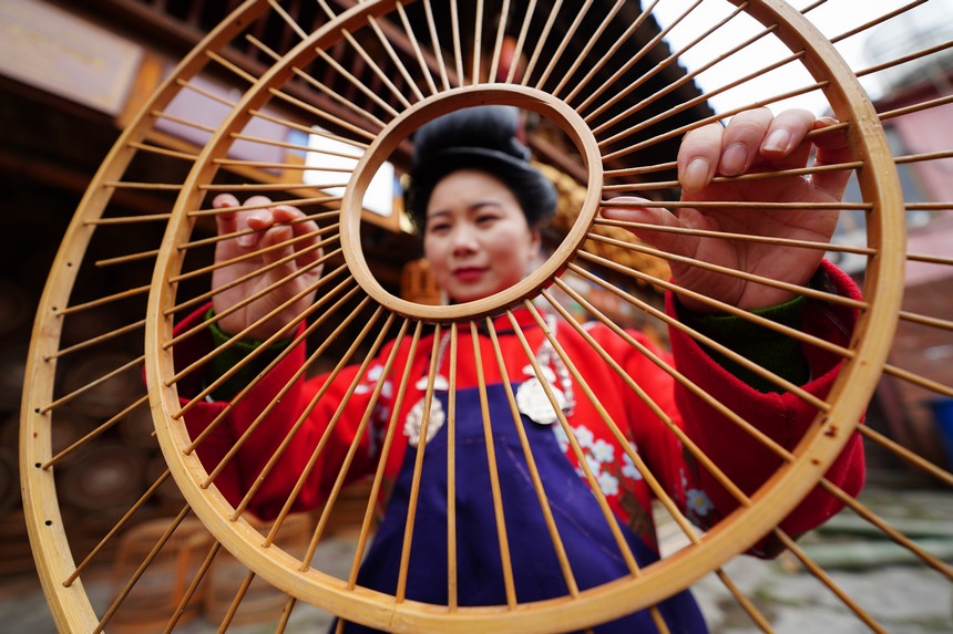 1月9日，在貴州省丹寨縣龍泉鎮卡拉村，手工藝人在組裝鳥籠部件。