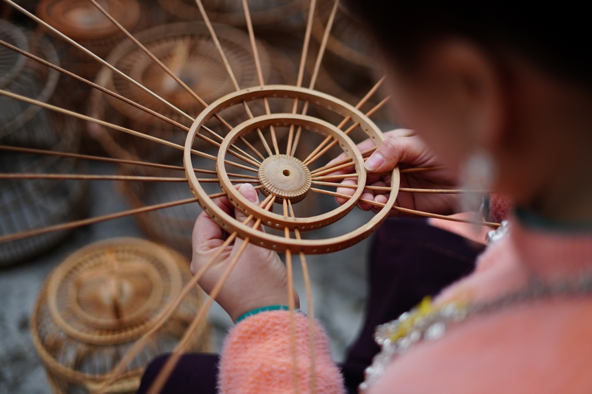 1月9日，在貴州省丹寨縣龍泉鎮卡拉村，手工藝人在組裝鳥籠部件。