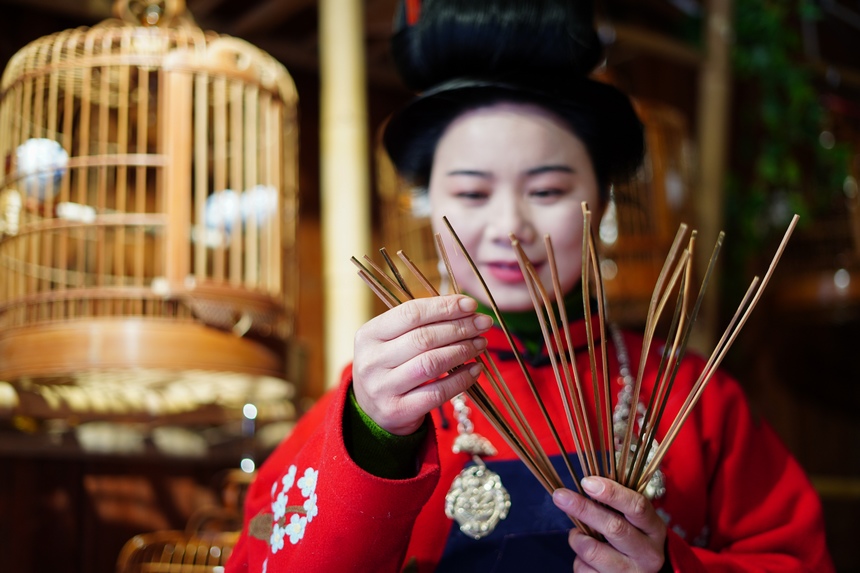 1月9日，在貴州省丹寨縣龍泉鎮卡拉村，手工藝人在制作鳥籠部件。
