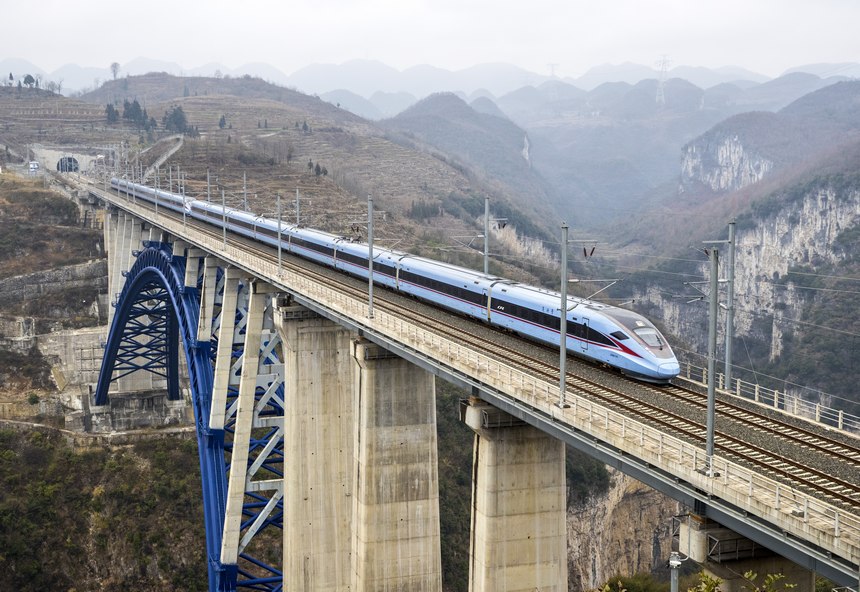 2022年1月9日，一列動車組列車行駛在成貴鐵路貴州省畢節市境內的西溪河特大橋。