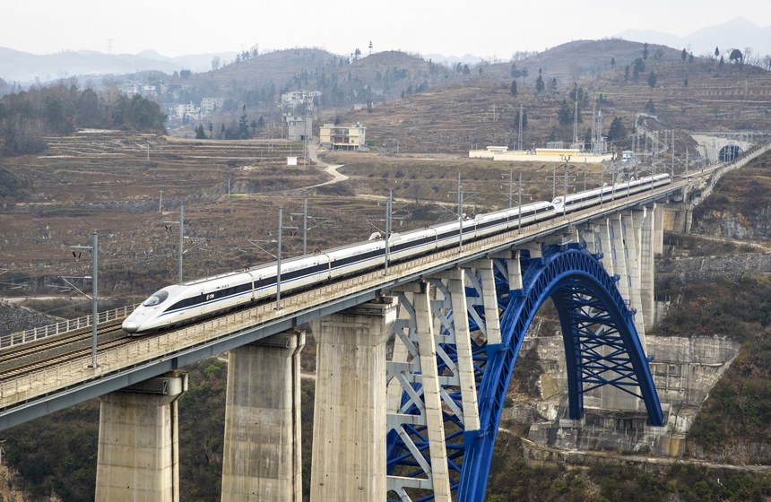 2022年1月9日，一列動車組列車行駛在成貴鐵路貴州省畢節市境內的西溪河特大橋。