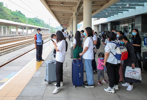 2021年10月7日，在滬昆高鐵貴州銅仁南站，歐衛東在站台維持秩序。