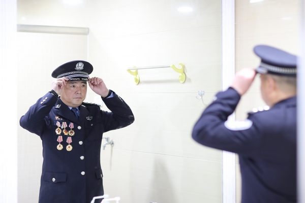 2022年1月8日，欧卫东在沪昆高铁贵州铜仁南站整理警容。