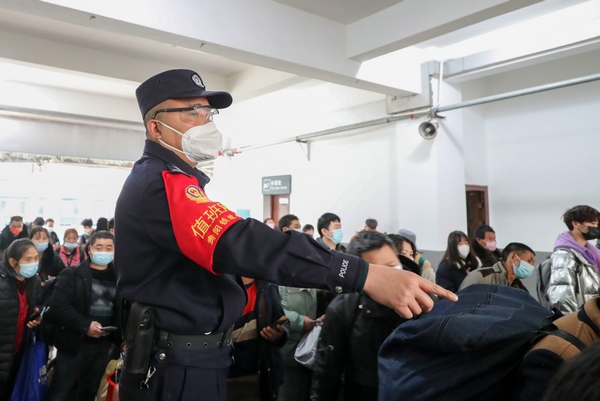 2022年1月8日，欧卫东在玉屏火车站执勤。