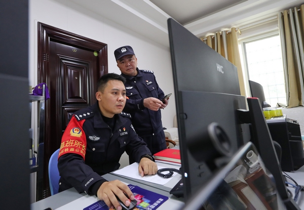 2022年1月9日，歐衛東（右）在滬昆高鐵貴州銅仁南站檢查監控情況。