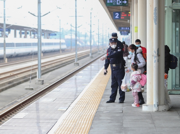 2022年1月9日，歐衛東在滬昆高鐵貴州銅仁南站給旅客講解安全知識。
