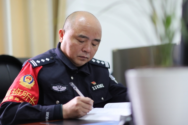 2022年1月9日，欧卫东在沪昆高铁贵州铜仁南站学习法律知识。