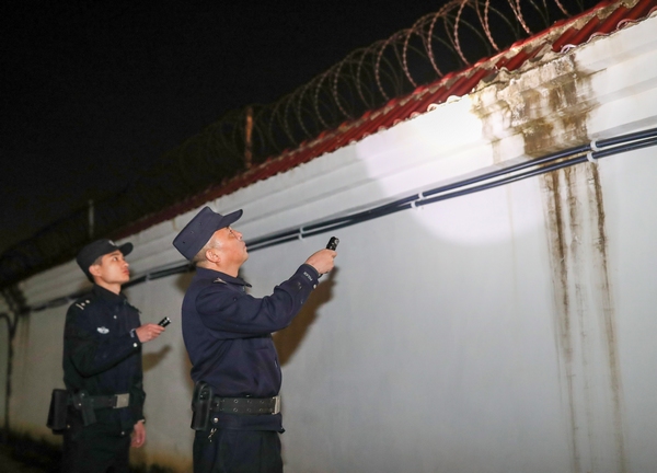 2022年1月7日，欧卫东（右）在沪昆高铁贵州省玉屏侗族自治县境内巡查线路。