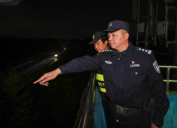 2022年1月7日，歐衛東（右）在滬昆高鐵貴州省玉屏侗族自治縣境內巡查線路。