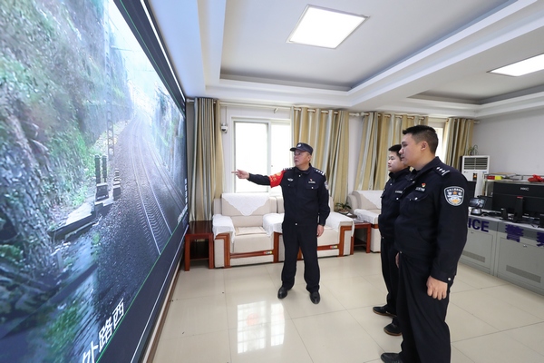 2022年1月9日，歐衛東（左一）在滬昆高鐵貴州銅仁南站與民警分析監控區域安全。