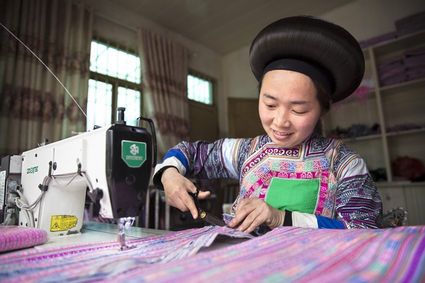 1月10日，贵州省黔西市红林彝族苗族乡鱼塘村一家苗族服饰加工车间，村民在加工服饰。