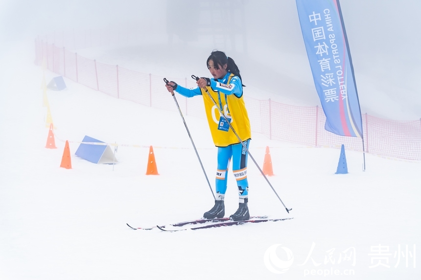越野滑雪賽女子團體短距離（傳統技術）賽現場。人民網 涂敏攝