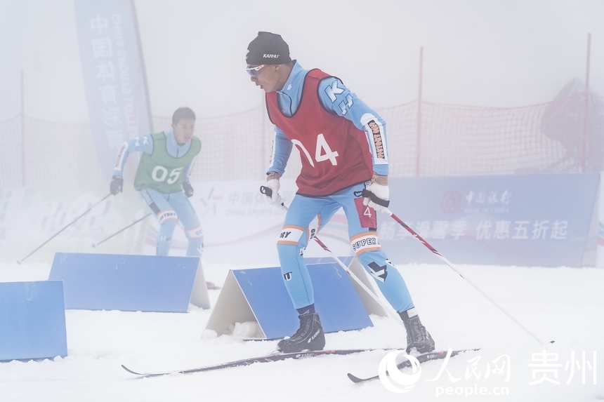越野滑雪賽男子團體短距離（傳統技術）賽比賽現場。人民網 涂敏攝