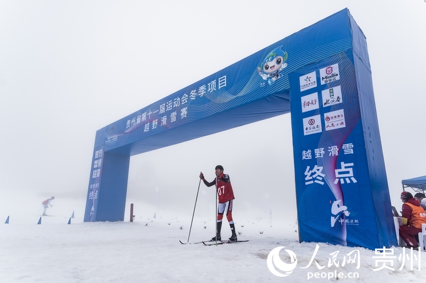 越野滑雪赛男子团体短距离（传统技术）赛参赛运动员冲过终点。人民网 涂敏摄