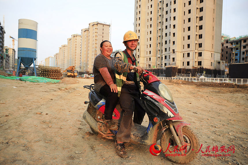 来自四川泸州的王有利夫妻俩骑着电动车高高兴兴下班回家。