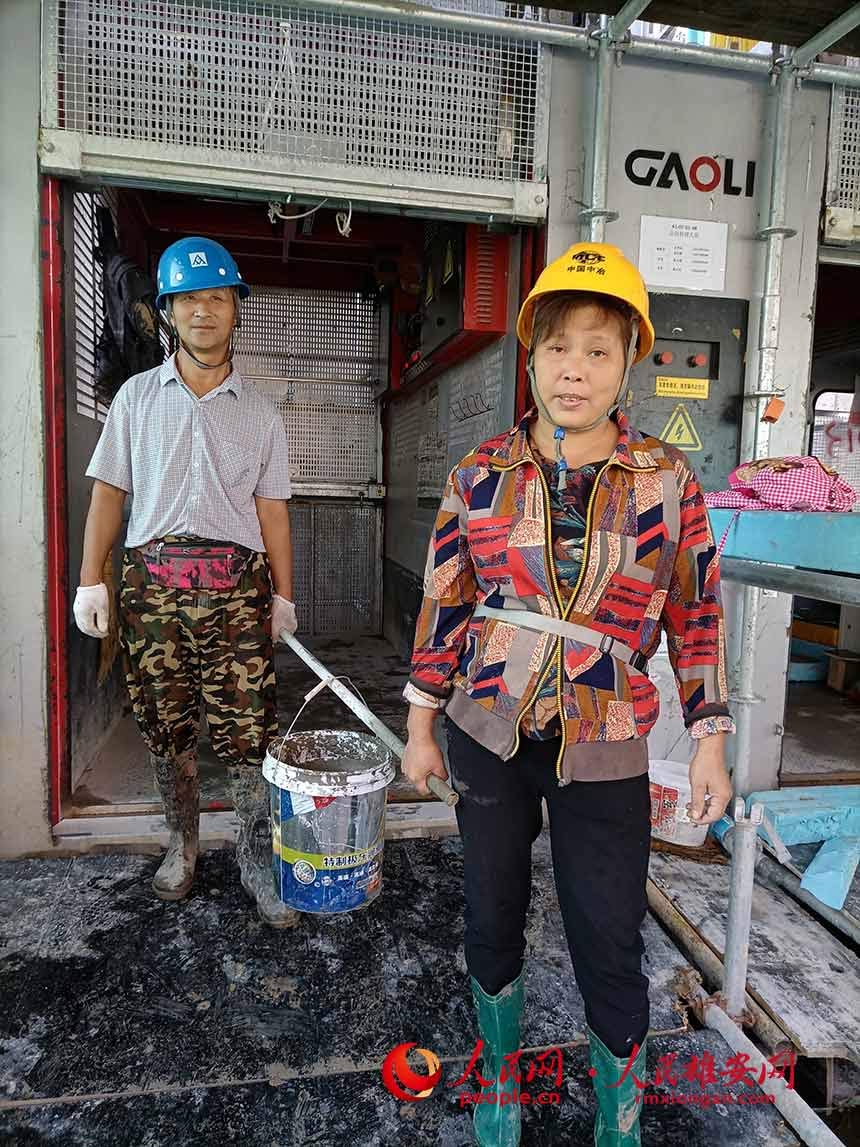 重庆垫江的邱建云、吴建荣夫妇二人，2019年来到雄安雄东片区建设工地工作。两人是砖瓦工，在雄安建设工地上，经常加班，分外辛苦。但他们表示，建设雄安是“千年大计”，苦点累点不算什么，虽苦犹荣。