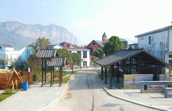 鸭池河村干净整洁，红色文化氛围浓郁。