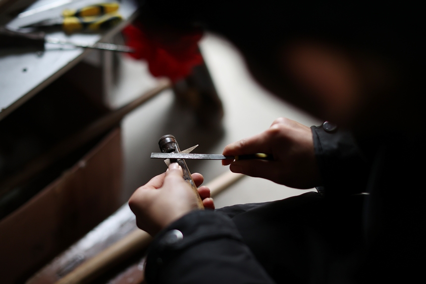 1月13日，在貴州省丹寨縣龍泉鎮排牙村一家蘆笙制作工坊，工匠在制作芒筒音管。黃曉海攝