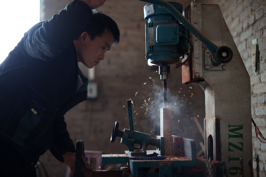 1月13日，在貴州省丹寨縣龍泉鎮排牙村一家蘆笙制作工坊，工匠在制作蘆笙部件。黃曉海攝
