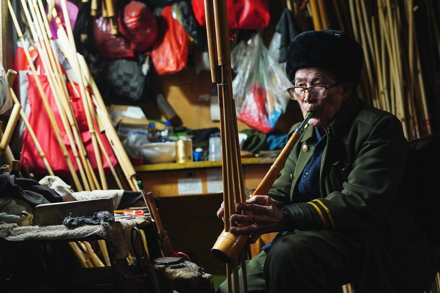 1月13日，在貴州省丹寨縣興仁鎮興仁村一家蘆笙制作工坊，工匠在測試蘆笙音色。楊武魁攝