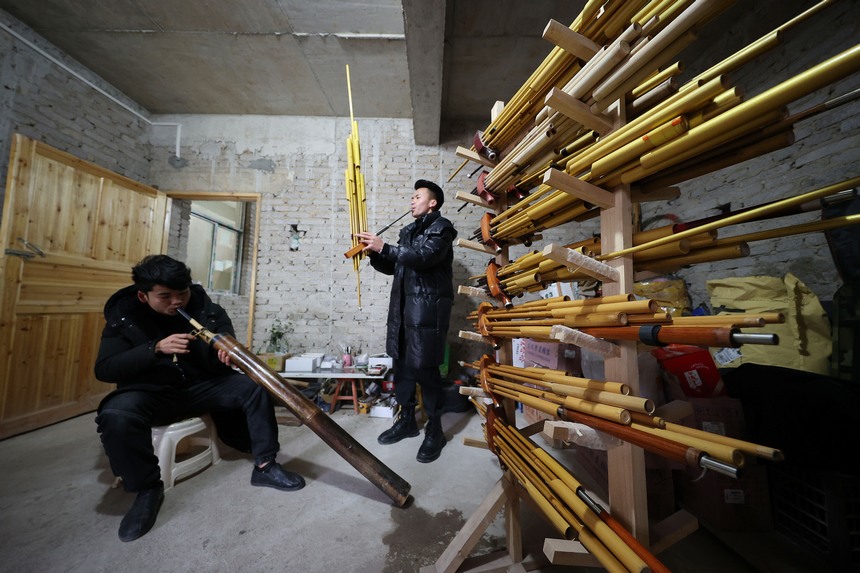 1月13日，在貴州省丹寨縣龍泉鎮排牙村一家蘆笙制作工坊，顧客在測試蘆笙產品音色。黃曉海攝