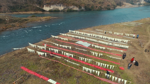 河岸边晾晒苞谷粉。