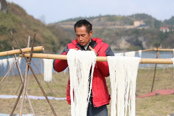 河边晾晒苞谷粉。