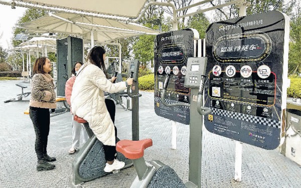 　　圖為居民在位於泉湖公園的智能健身驛站鍛煉。