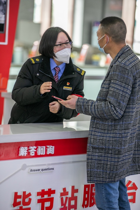 1月17日，貴陽車務段畢節站黨員先鋒隊隊長劉甜甜在黨員服務台前為旅客提供解答問詢服務。