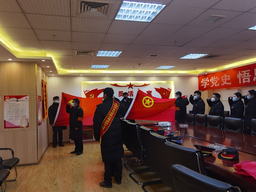 1月17日，貴陽車務段畢節站組織成立春運黨員突擊隊，現場在重溫入黨誓詞。貴陽車務段供圖