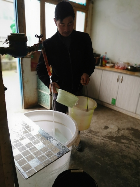 野角鄉白龍村漢龍組村民劉修平戶自來水水龍頭拉到了家中。