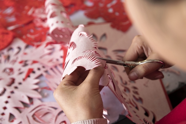2022年1月18日，貴州省黔西市剪紙非遺傳承人岳紅霞在自己的工作室裡上公益課，向學生示范“剪虎迎新春”創作技藝。