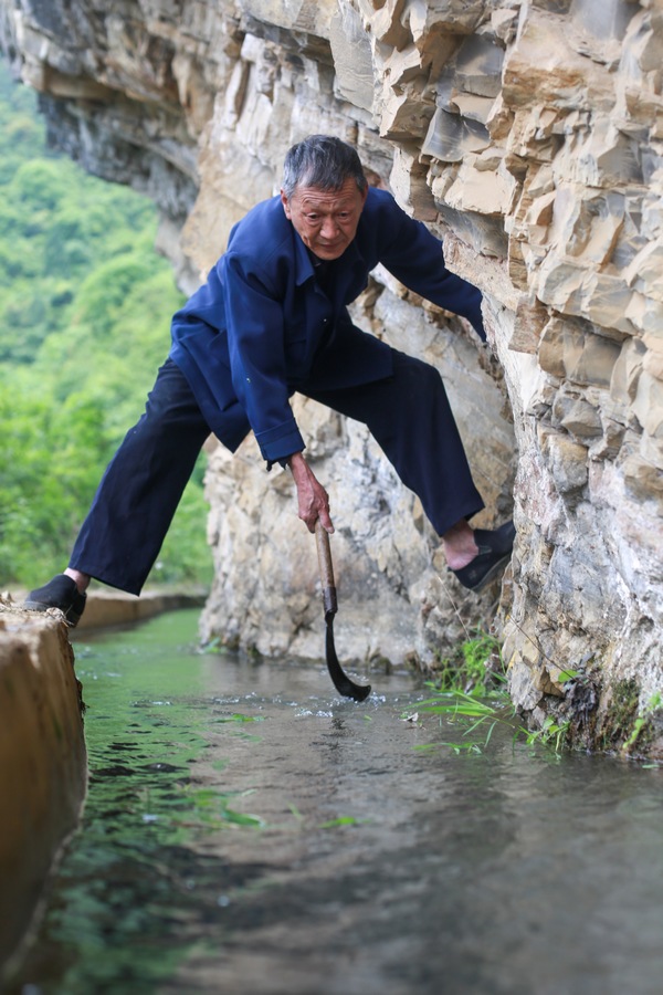 2021年5月7日,胡加珠對貴州省畢節市七星關區生機鎮鎮江大渠進行管護。陳曦攝