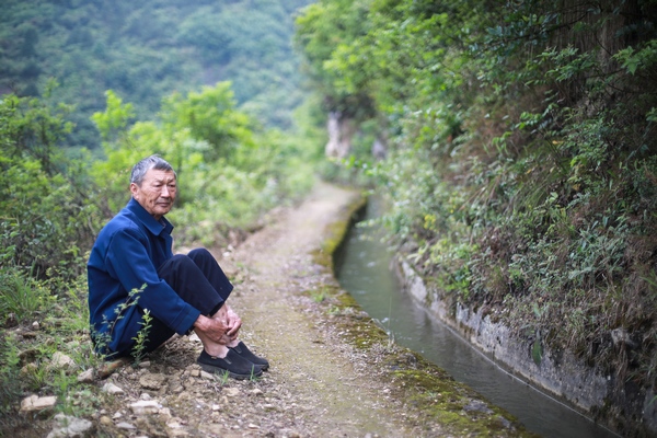 2021年5月7日，胡加珠和村民在貴州省畢節市七星關區生機鎮鎮江大渠上休息。陳曦攝