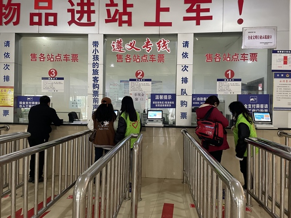松山街道团委组织志愿者到县汽车站开展“春晖·温暖回家路”活动。