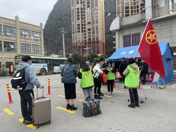 松山街道团委组织志愿者到县汽车站开展“春晖·温暖回家路”活动。